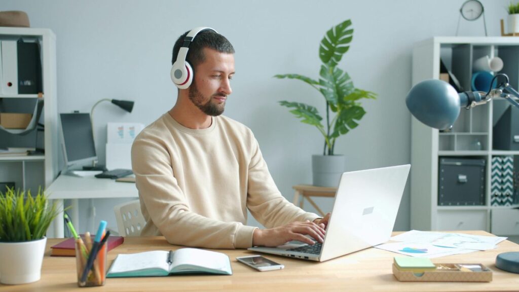 Cómo Trabajar Desde Casa por Internet en 2026 (12 Formas Reales) 1 Cómo Trabajar Desde Casa por Internet