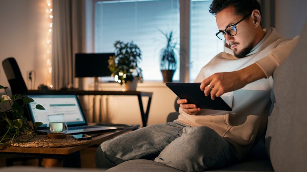 Cómo Trabajar Desde Casa por Internet en 2026 (12 Formas Reales) 2 Cómo elegir la mejor opción para ti